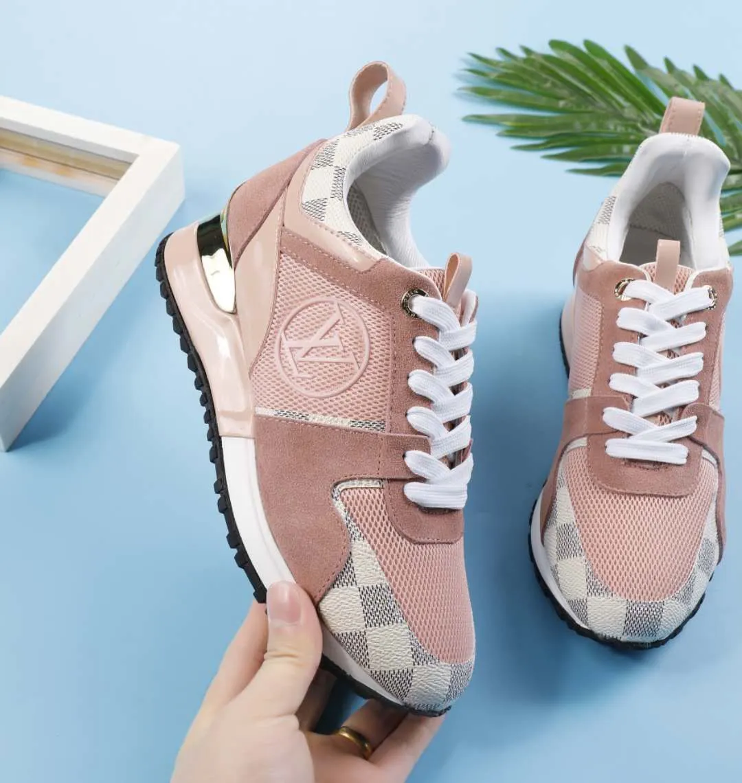 👟👟Ex-factory price 400👟👟 Men's size +10 Couple style, 2019 spring and summer new LOUIS VUITTON The same style of casual sports shoes is launched on Louis Vuitton's official website. Fabric: imported cowhide/cow velvet/breathable mesh, (imported mesh with silicone LV logo), rubber combination outsole, 2cm behind the sole, built-in 0.5cm comfortable feet, size 35-41 for women, 39-46 for men, welcome new and old customers to repost pictures for sale